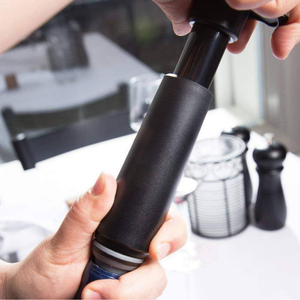 Set Bomba y 2 Tapones de Vacío para Vino Negro